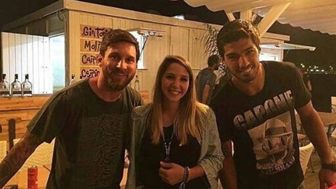 Messi không đến sân tập cùng Barca nhưng lại bất ngờ đến nhà Suarez ăn tối cùng anh và "bà xã" Sofia Balbi