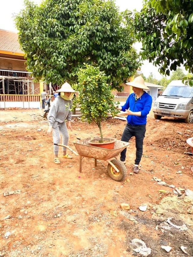 Người đẹp đích thân làm phụ hồ xây biệt phủ