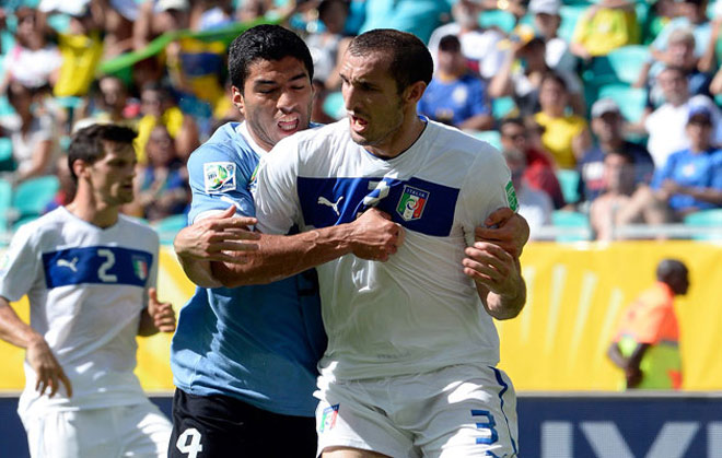 Tiền đạo người Uruguay chủ động gọi điện thoại&nbsp;xin lỗi đội trưởng Juventus - Chiellini sau vụ cắn vào vai anh ở VCK World Cup 2014