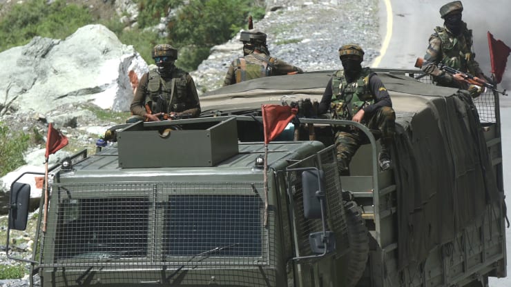 Binh sĩ Ấn Độ tuần tra dọc biên giới vùng&nbsp;Ladakh đang tranh chấp với Trung Quốc. Ảnh: Getty
