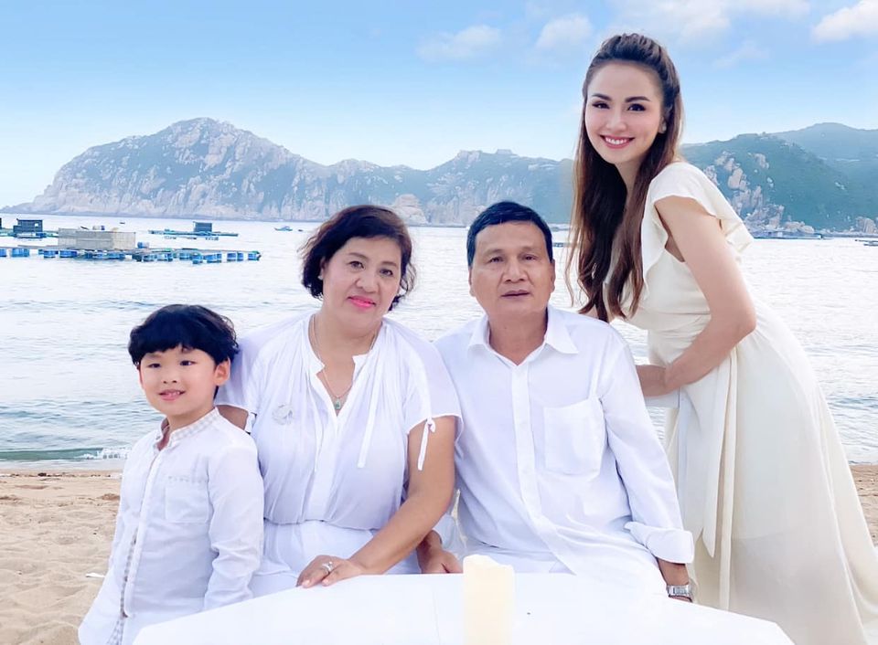 Hoa hậu Diễm Hương chia sẻ hình ảnh cả gia đình hạnh phúc bên cạnh bố mẹ.