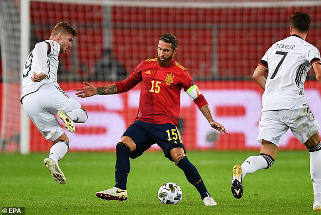 Đức và Tây Ban Nha chơi "ăn miếng trả miếng" trong hiệp 1