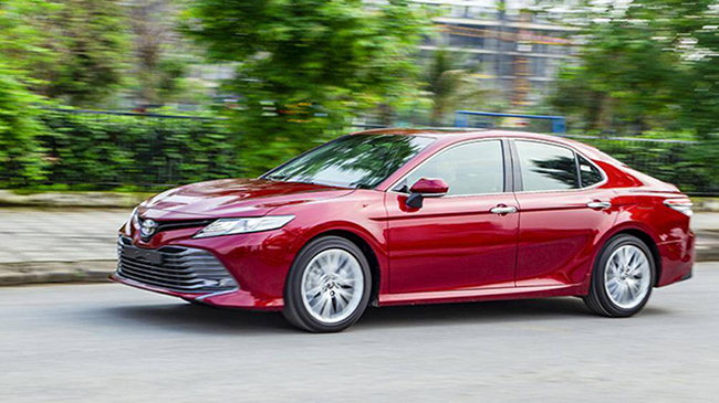 Toyota Camry 2.0G tiêu thụ nhiên liệu 7,88 lít/ 100 km đường hỗn hợp. Xe hiện có giá bán tại Việt Nam từ 1,029 tỷ đồng
