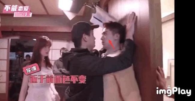 Nữ diễn viên Kiều Hân chăm chú theo dõi đạo diễn thị phạm cảnh nóng cho mình khi đóng cặp với Hứa Ngụy Châu trong phim "Bạn gái tôi không thể yêu".
