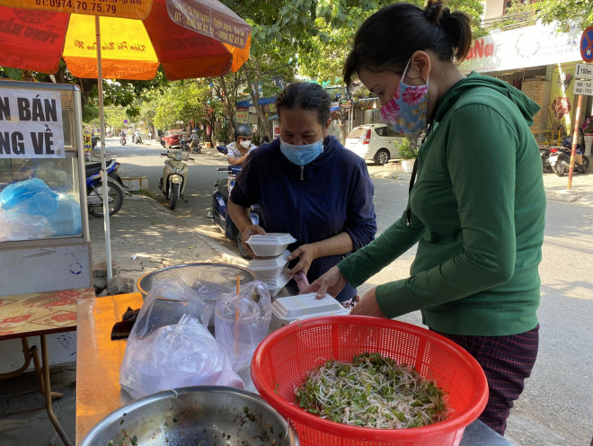 Bà Phượng bày tỏ sự vui mừng trong ngày đầu được mở bán trở lại sau hơn 1 tháng