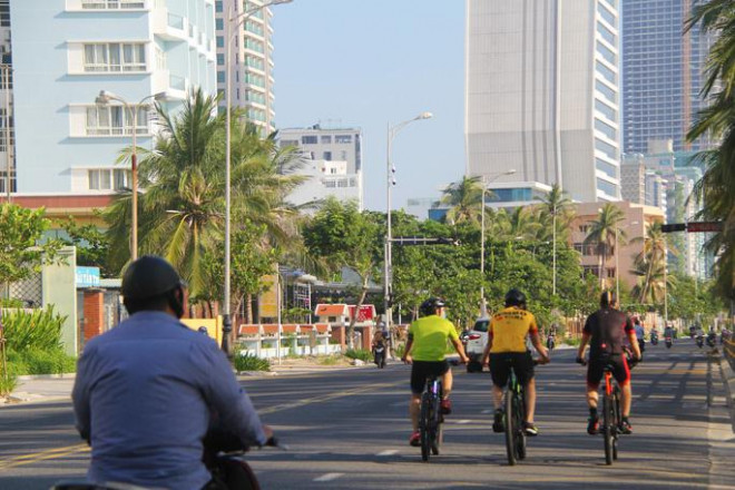 Đà Nẵng: Hàng quán ăn uống nhộn nhịp trở lại trong ngày đầu nới lỏng giãn cách - 12