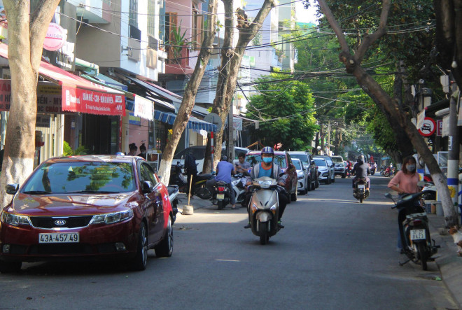 Đà Nẵng vẫn chưa cho phép hoạt động tắm biển, yêu cầu người dân hạn chế ra đường khi không cần thiết