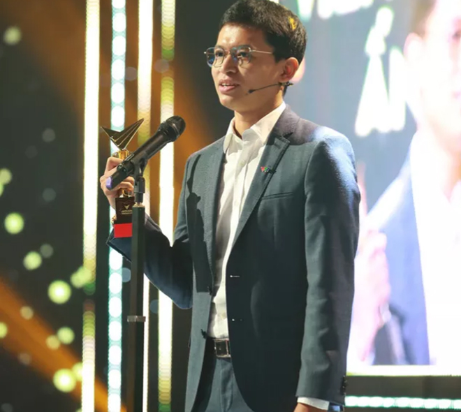 Trần Việt Hoàng - BTV nổi tiếng của mục Điểm tuần trong "Chuyển động 24h" giành chiến thắng&nbsp;mục Người dẫn chương trình ấn tượng.