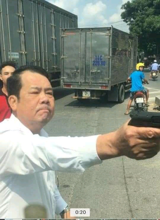 Nguyễn Văn Sướng cầm súng đe doạ lái xe tải.