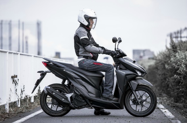 Chiều cao yên của Vario 125 là 769 mm.
