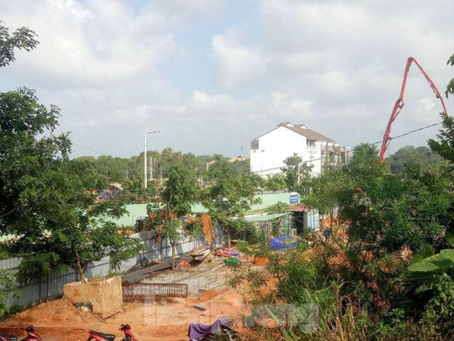 Dự án khu dân cư Võ Minh Đức đang san lấp, xây dựng phần móng, thậm chí một phần đất dự án đang vướng GPMB nhưng trên thị trường được chào bán rầm rộ.