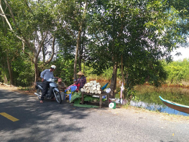 Người dân bán măng tre cho khách đi đường theo tuyến lộ giao thông