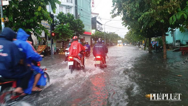 Mưa lớn cũng khiến nhiều tuyến đường ở khu vực huyện Hóc Môn, quận 12, Gò Vấp... bị ngập cục bộ. Ảnh NT