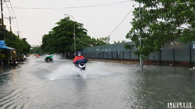 Đường nội bộ trong KDC An Sương (quận 12) thường ít khi bị ngập nhưng vẫn ngập vào chiều nay. Ảnh NT