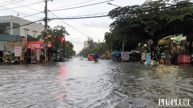 Trên đường Song Hành (quận 12) nước ngập cục bộ kéo dài chừng 1km khiến các phương tiện lưu thông gặp khó khăn. Ảnh NT