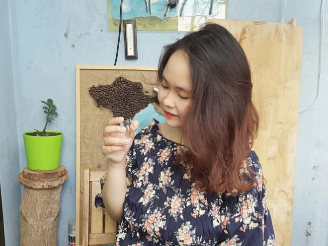 Bội Linh bên sản phẩm handmade của mình