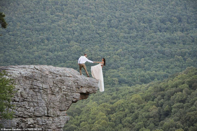 Khoảnh khắc thót tim: Cô dâu chới với trên vách núi cao hơn 500m - 1