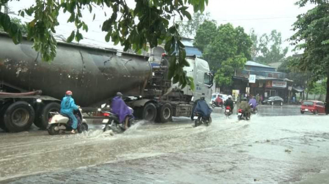 Người dân gặp khó khăn khi tham gia giao thông.