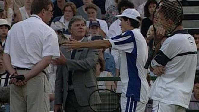 Tim Henman từng bị loại ở Wimbledon 1995 với hành vi tương tự Djokovic