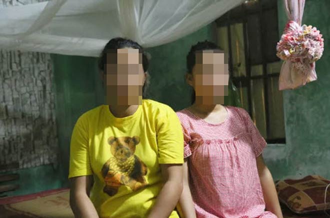 Em Hà Thị Đào N. (bên phải) được dự sinh vào đầu tháng 11 tới khi đang ở tuổi 12. Ảnh: Thảo Anh