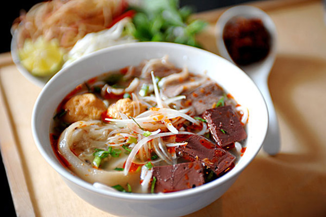 Bún bò Huế - món ăn nổi tiếng của miền Trung được thế giới công nhận. (Ảnh: 24H)