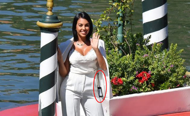 Georgina Rodriguez để lộ mác áo kém duyên khi đến dự Liên hoan phim Venice