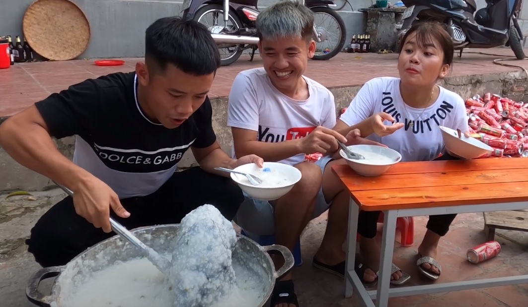 Hưng Vlog gây tranh cãi dữ dội vì luộc gà nguyên con, lãng phí thức ăn - 3