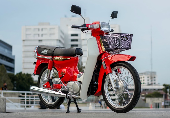 Đây là dòng xe số có động cơ 2 thì và cũng là dòng xe máy có tuổi thọ sản xuất cực lâu của Suzuki.
