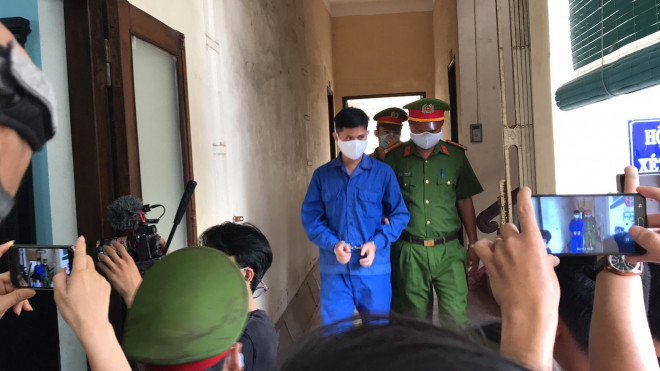 Bị cáo Lê Quang Huy Phương được dẫn giải vào phòng xử án