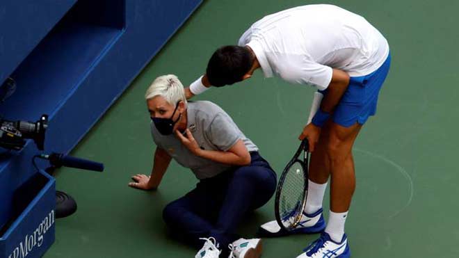 Djokovic thăm hỏi nữ trọng tài dây sau khi vô tình đánh bóng trúng cổ bà