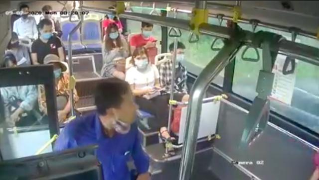 Người đàn ông mặc áo xanh có hành vi nhổ nước bọt vào nữ phụ xe buýt được camera an ninh ghi lại