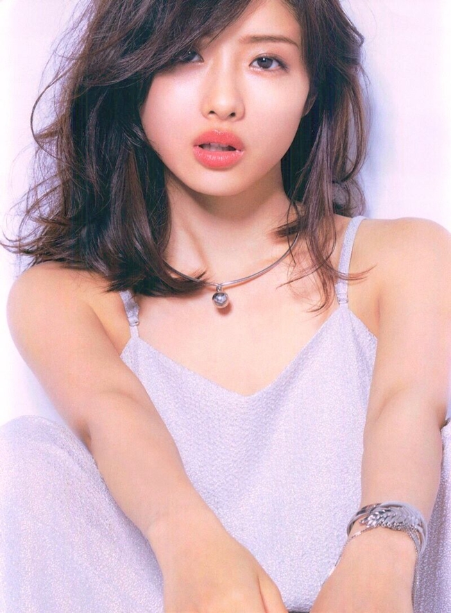 Ishihara Satomi được mệnh là là "Kim Tae Hee của Nhật Bản". Người đẹp sinh năm 1986 hiện tại cũng đã bước sang tuổi đầu 3.
