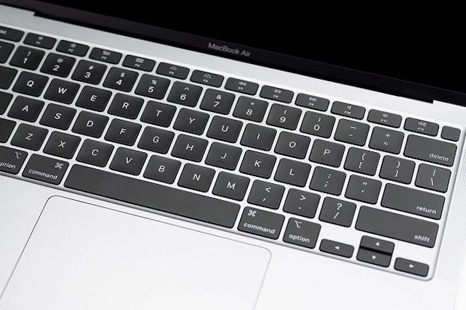 Bàn phím của MateBook 13 (trái) và MacBook Air 13 2020 (phải) không có nhiều khác biệt.