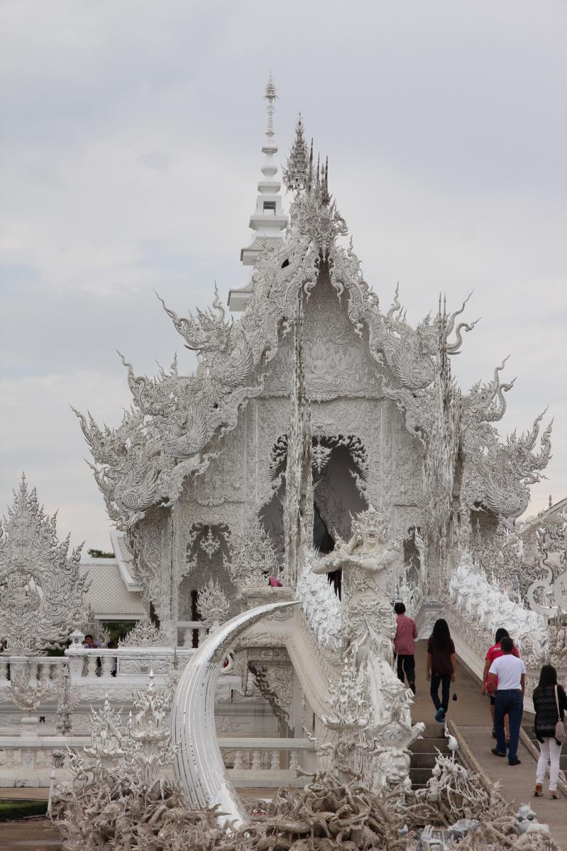 Nếu bạn đến Chiang Rai, một tỉnh lị nằm ở phía bắc của Thái Lan, đừng bỏ lỡ cơ hội ghé thăm Đền Trắng bởi bạn sẽ bị hấp dẫn tuyệt đối bởi ngôi đền đặc biệt này.