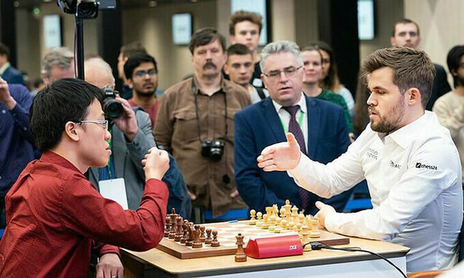 Quang Liêm (trái) sắp đụng Magnus Carlsen (phải) ở giải đấu online từ ngày 20/9