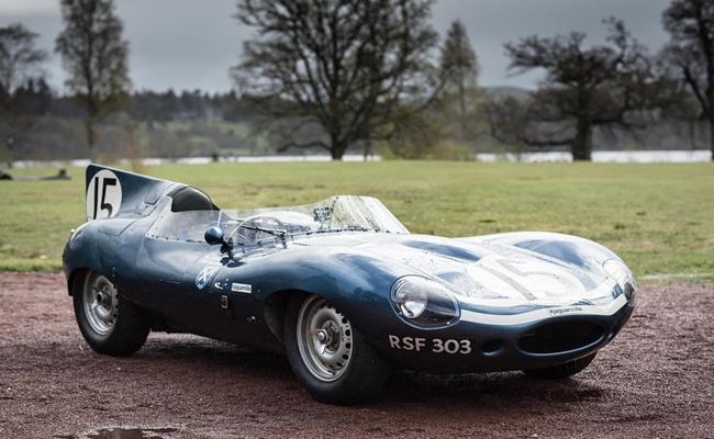 Jaguar D-Type là chiếc xe từng 3 lần giành chiến thắng tại giải đua Le Mans từ năm 1955 đến năm 1957. Do động cơ và bề ngoài vẫn được bảo quản nguyên vẹn, mẫu xe này có giá cao ngất ngưởng, lên tới 21,78 triệu USD (502 tỷ đồng).
