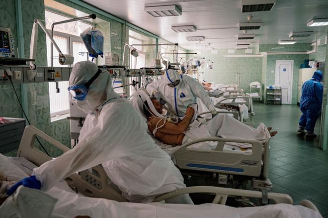 Người nhiễm COVID-19 được điều trị tại bệnh viện ở Nga. Ảnh: Bloomberg