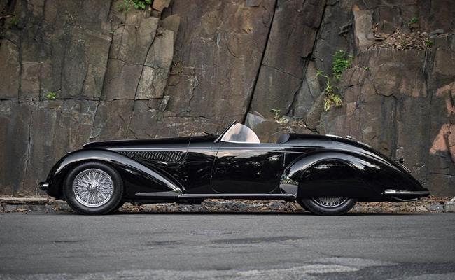 Alfa Romeo 8C 2900B Lungo Spider là một trong những chiếc xe thể thao mạnh mẽ và danh tiếng nhất thế giới vào cuối thập niên 1930. Chỉ có 12 chiếc Alfa Romeo 8C 2900B Lungo Spider đã được sản xuất. Giá trị hiện tại của siêu xe cổ này là 19,8 triệu USD (45 tỷ đồng).

