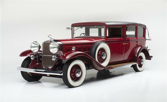 Cadillac V-16 đời 1930. Model này là mẫu xe V-16 đầu tiên được sản xuất tại Mỹ, đồng thời cũng là mẫu cao cấp nhất thời điểm đó.

