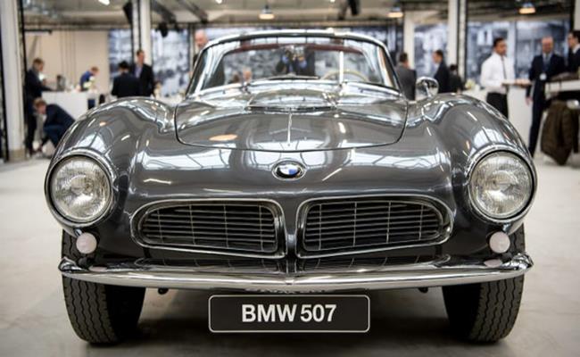 Từng là mẫu xe mà người tiêu dùng không mấy mặn mà cách đây hơn 60 năm, BMW 507 giờ đây lại là “của hiếm” trong giới sưu tầm xe hơi cổ. BMW chỉ sản xuất khoảng 250 chiếc xe thuộc dòng 507 Roadsters từ năm 1956 đến năm 1959 do doanh số không mấy khả quan.
