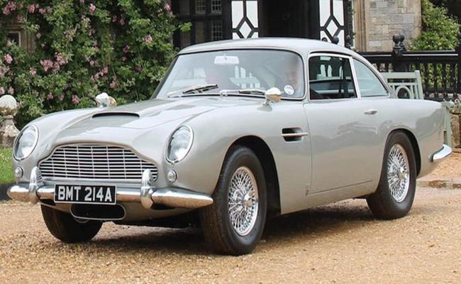 Aston Martin DB5 là mẫu xe được sử dụng trong loạt phim “Điệp viên 007” nổi tiếng. Đây được đánh giá là một trong những xế hộp nổi tiếng nhất thế giới và có thể đạt mức giá lên tới 5 triệu USD (115 tỷ đồng).
