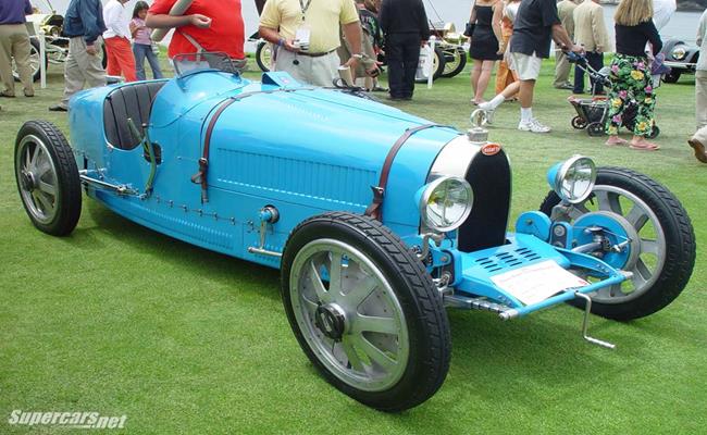 Xe mang thương hiệu Bugatti, khung gầm số 4487 và là một mẫu xe đua Type 35 grand prixracer từ năm 1925 – một trong những mẫu xe đua hoàn hảo nhất lúc bấy giờ. Được bảo quản trong điều kiện nguyên vẹn, chiếc Type 35 với tông màu French Racing Blue có giá trị ước tính khoảng 3 triệu USD (69 tỷ đồng).
