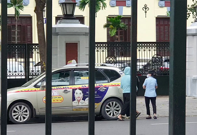 Cháu bé được gia đình đưa lên taxi đi về.