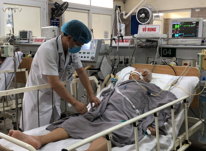 Bệnh nhân ngộ độc pate Minh Chay đang điều trị tại Bệnh viện Bạch Mai. (Ảnh: N.D)