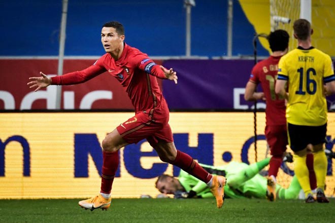 Ronaldo lập cú đúp siêu phẩm vào lưới Thụy Điển và vượt mốc 100 bàn thắng cho Bồ Đào Nha
