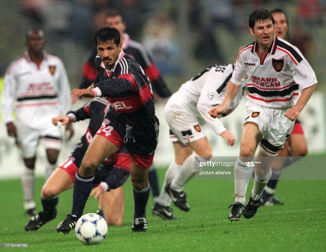 Ali Daei (áo đen, số 24) khi cùng Bayern Munich hòa MU 2-2 ở Champions League 22 năm trước