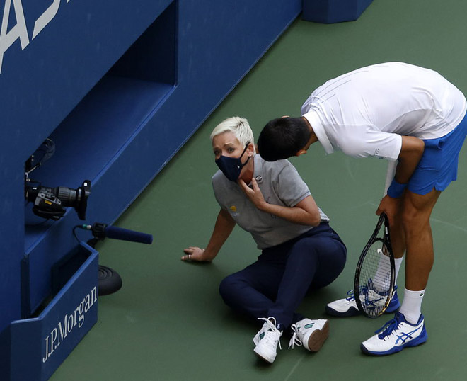 Nữ trọng tài dây Laura Clark có dấu hiệu khó thở sau khi bị Djokovic đánh bóng trúng vào cổ mình