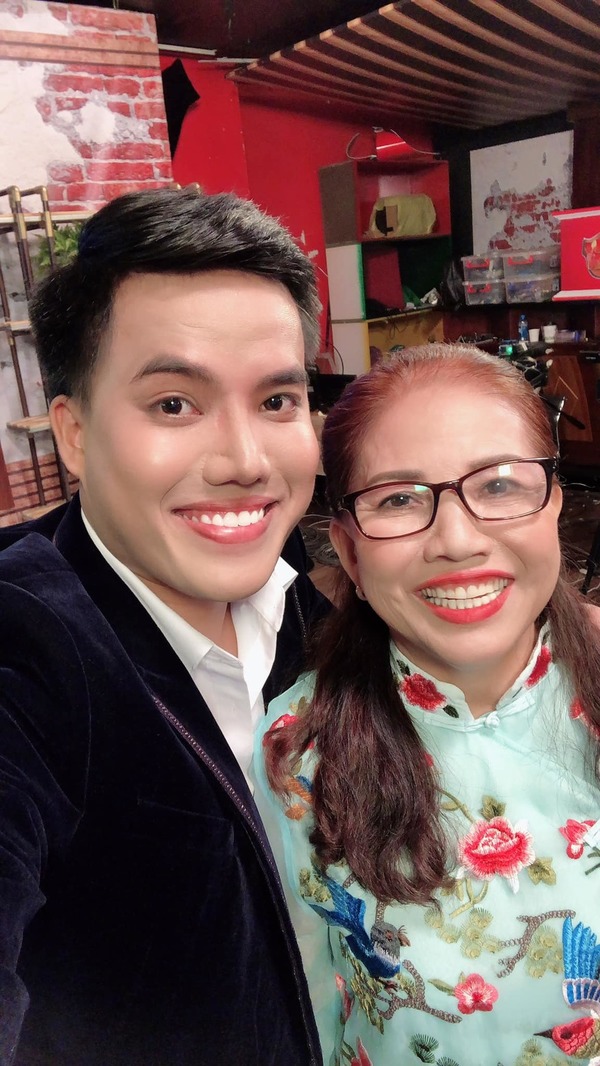 Diễn viên hài Duy Khương và mẹ tham gia chương trình "Con tôi vô số tội".