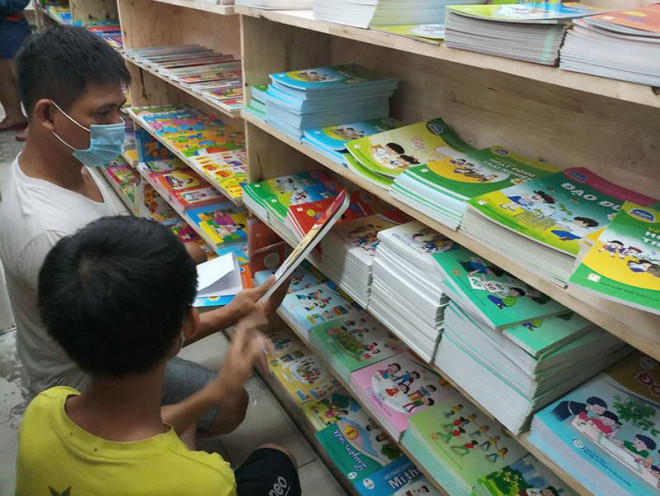 Phụ huynh tìm mua sách lớp 1 cho con tại nhà sách Phan Huy Ích, quận Gò Vấp.&nbsp; Ảnh: NGUYỄN QUYÊN