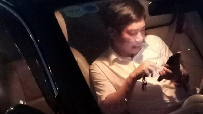 Ông Nguyễn Văn Điều ngồi trong xe ô tô sau khi gây tai nạn giao thông nghiêm trọng khiến 1 người chết, 2 người bị thương. (Ảnh: IT)